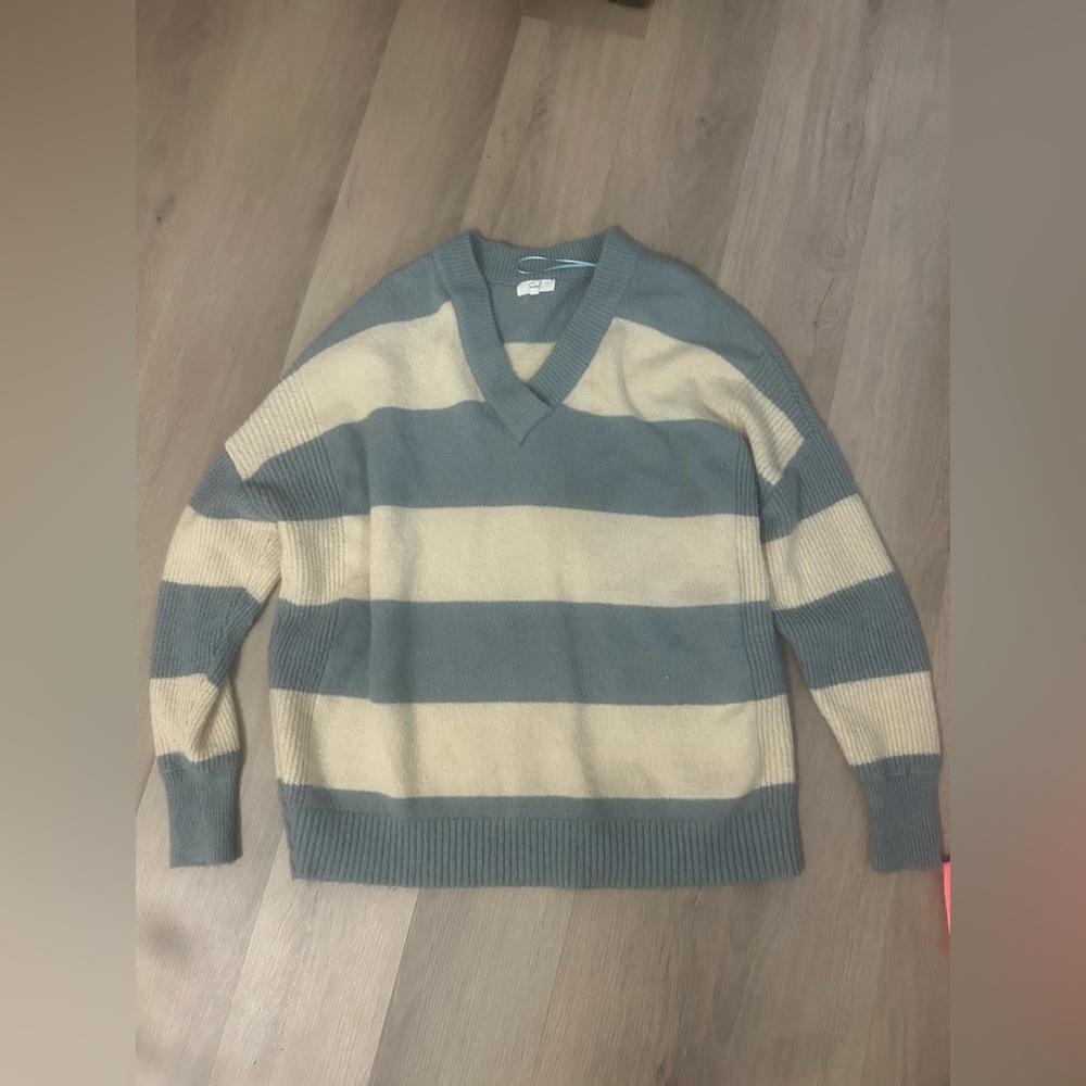 SOUL Naturalizer V-Neck Sweater - Gray and Cream